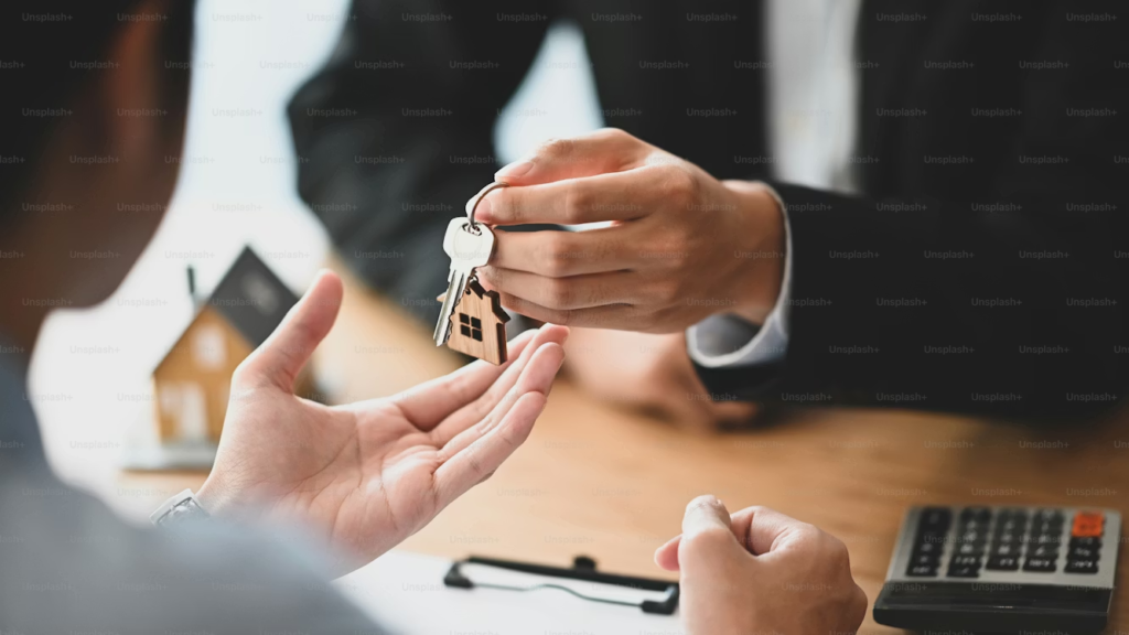 Comment un fonctionnaire peut investir dans l'immobilier avec son salaire en Côte d'Ivoire