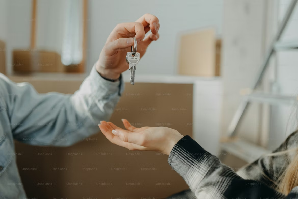 Comment un fonctionnaire peut investir dans l'immobilier avec son salaire en Côte d'Ivoire